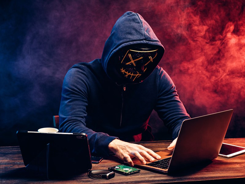Cyberkrimineller vor PC