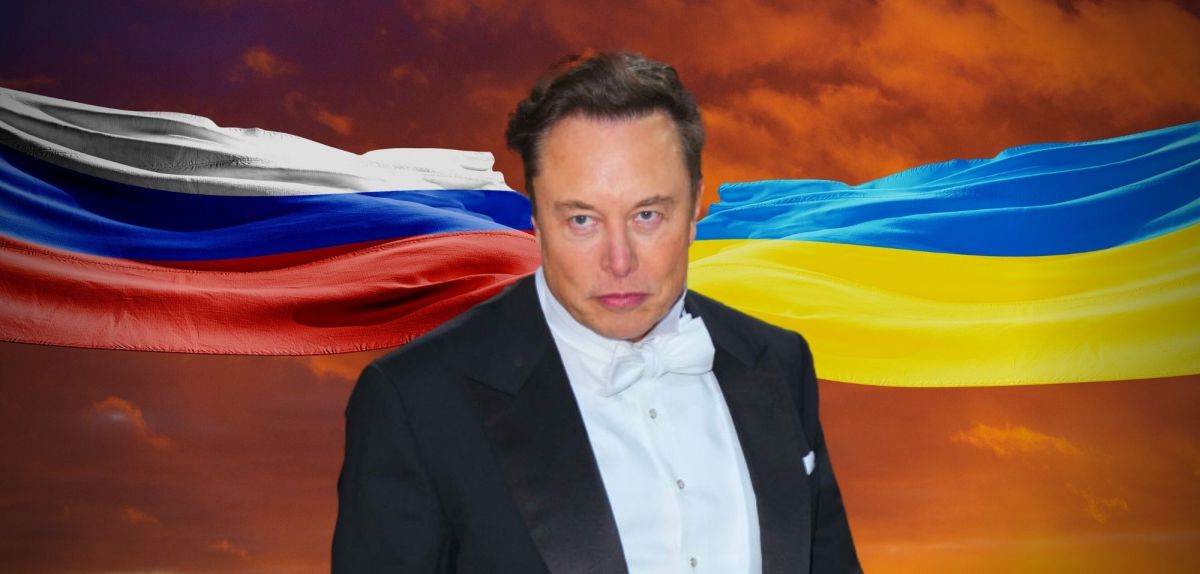 Elon Musk vor einer russischen und einer ukrainischen Flagge