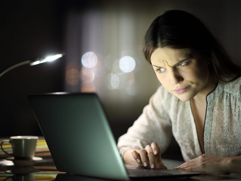 Frau skeptisch am Laptop