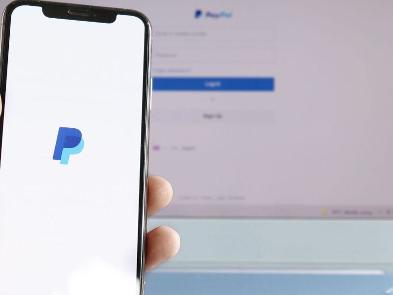PayPal auf Smartphone und Laptop