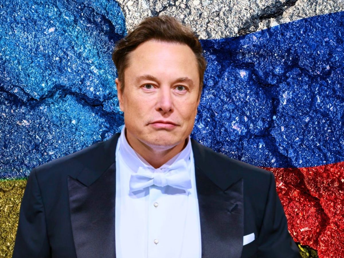 Elon Musk vor den Flaggen der Ukraine und Russlands