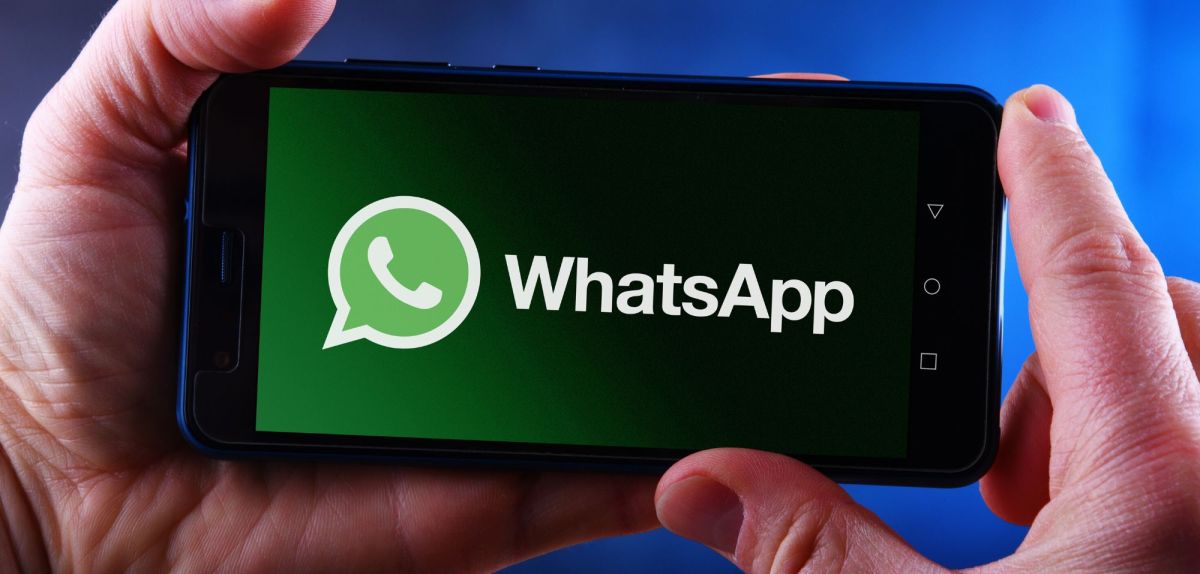 WhatsApp Logo auf Smartphone