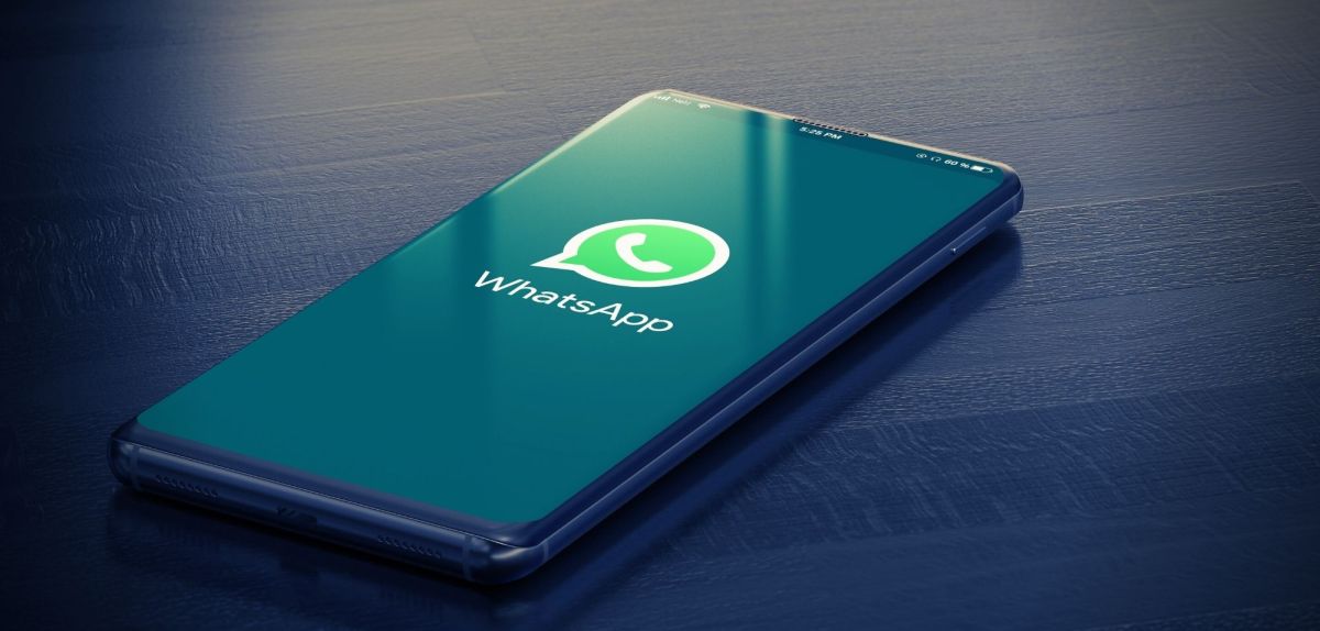 Smartphone mit WhatsApp-Logo