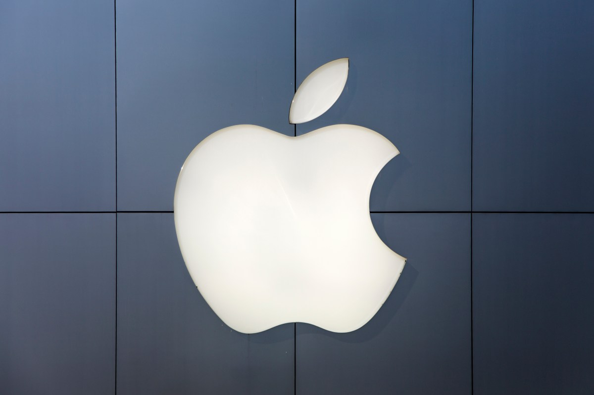 Das Logo von Apple an einer Fassade.