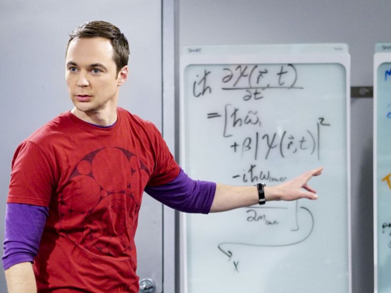 Jim Parsons als Sheldon Cooper in "The Big Bang Theory" wie er auf ein Whiteboard zeigt.