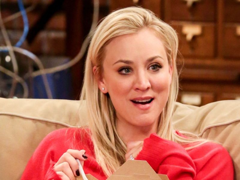 Kaley Cuoco als Penny in "The Big Bang Theory" beim Essen.