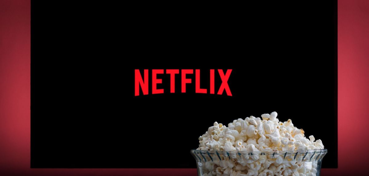 Netflix-Logo auf einem TV. Schüssel Popcorn.