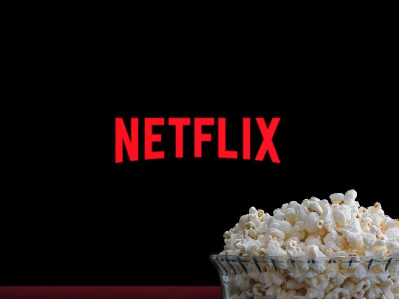 Netflix-Logo auf einem TV. Schüssel Popcorn.