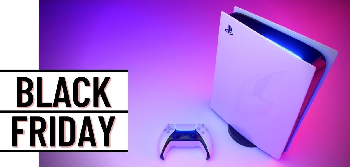 PlayStation 5 mitsamt Controller, dazu ein Logo fÃ¼r den Black Friday.