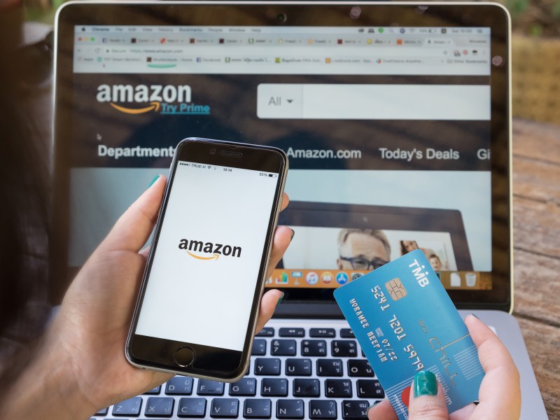 Amazon-Logo am Rechner und auf dem Handy