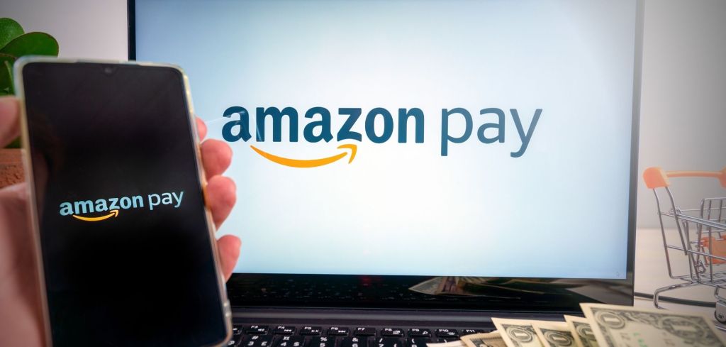 Amazon Pay auf Smartphone und Monitor