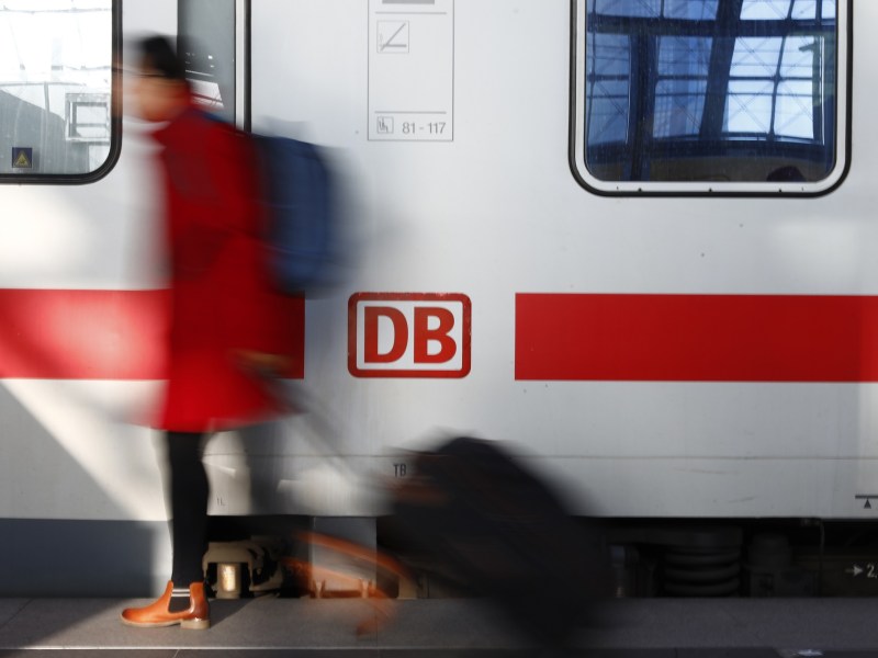 Person vor einem Zug der Deutsche Bahn.