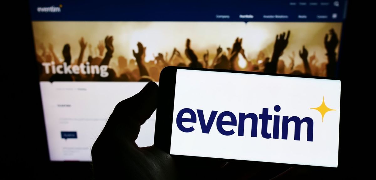 Eventim-Logo auf Smartphone und Monitor
