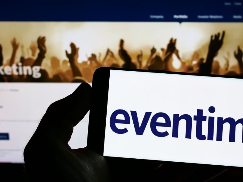 Eventim-Logo auf Smartphone und Monitor