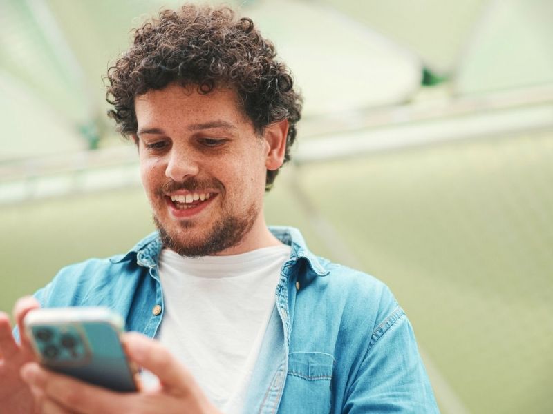 Mann schaut auf sein Smartphone