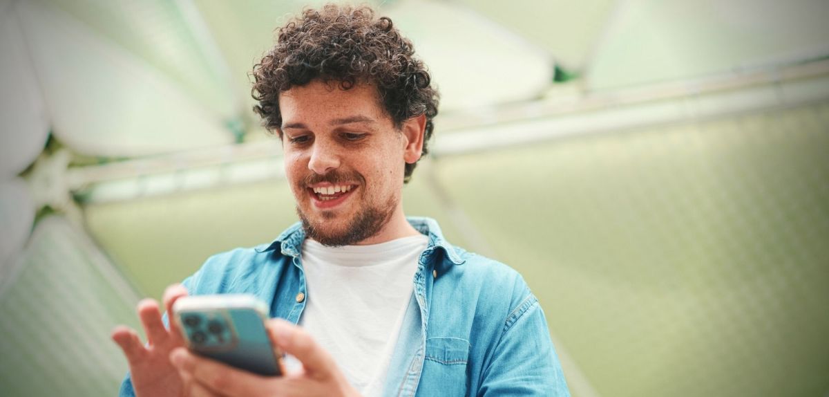 Mann schaut auf sein Smartphone