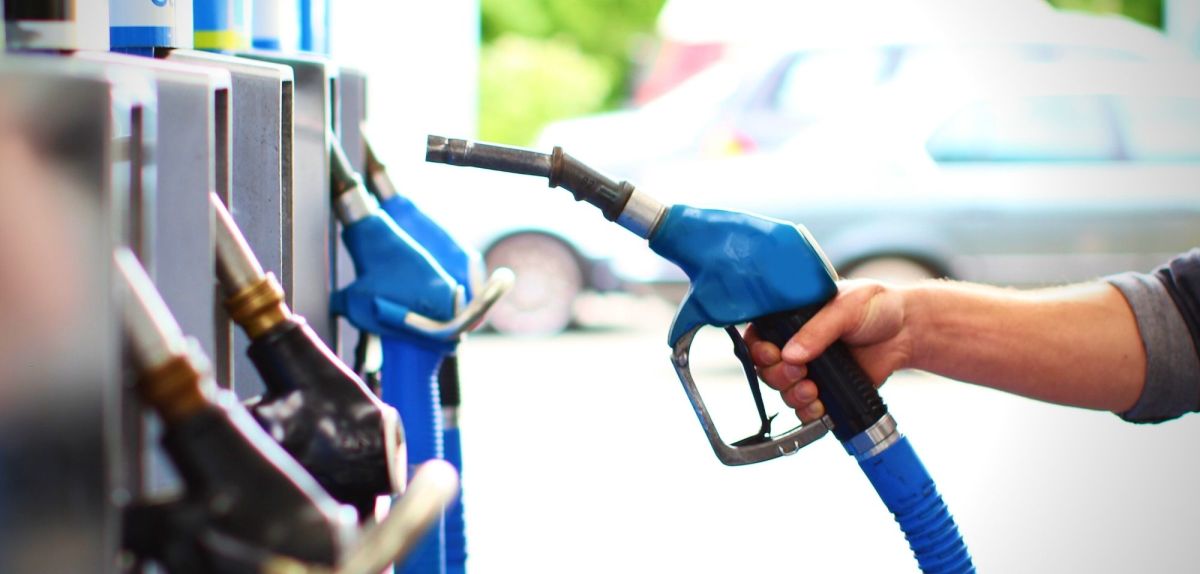 Person hÃ¤lt eine Tankpistole