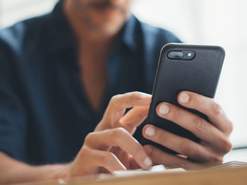Mann hält Smartphone