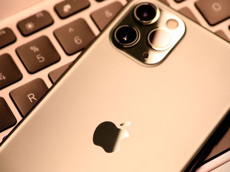 ein iPhone auf einer Tastatur.