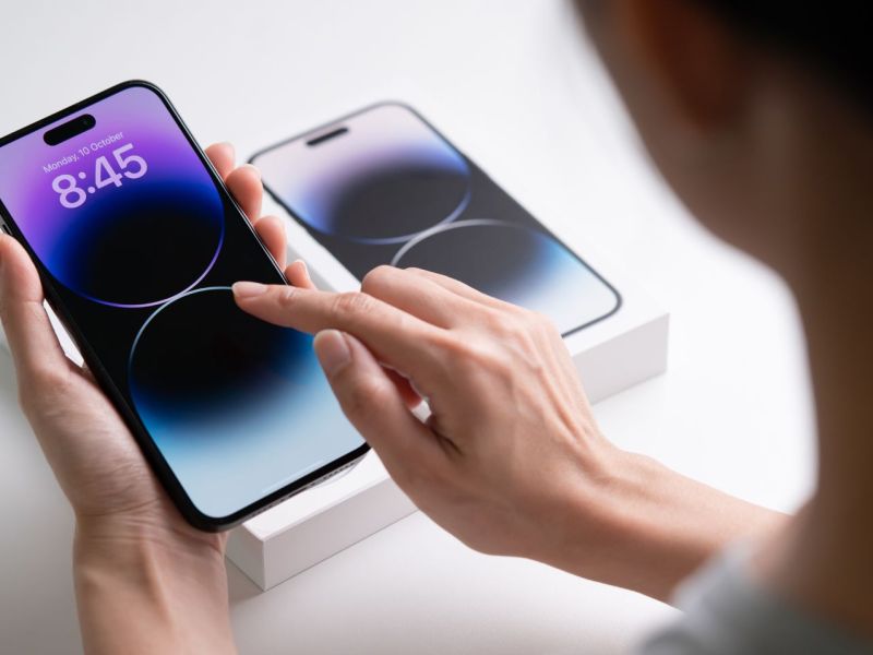 Person hält ein iPhone 14