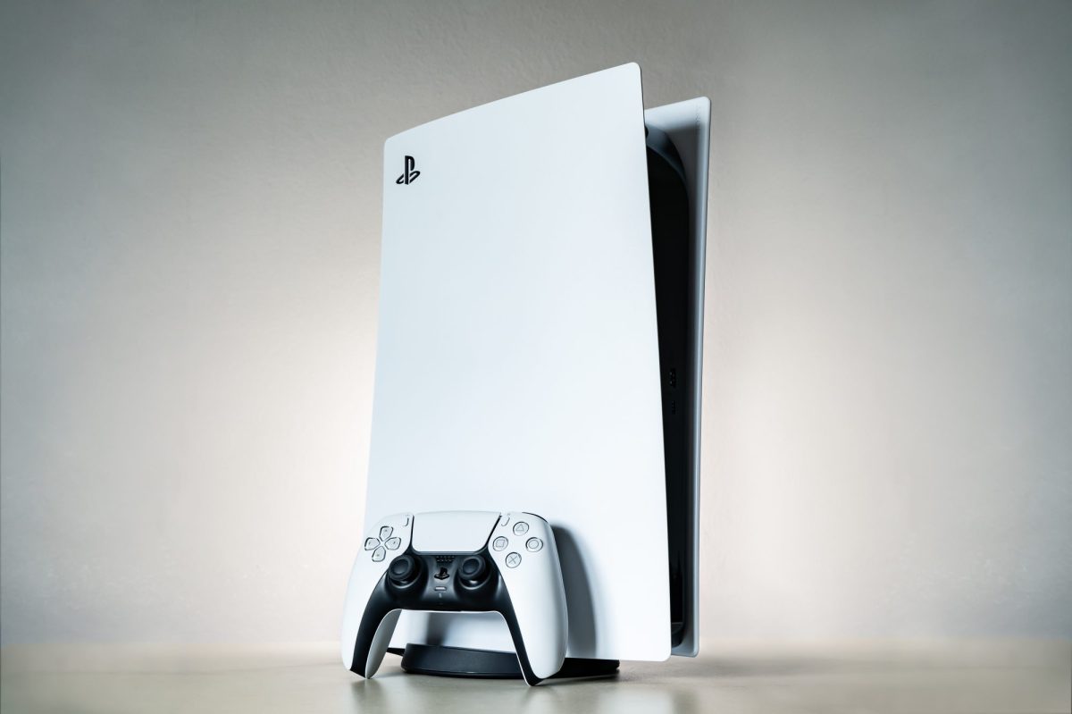 PlayStation 5 (PS5)-Konsole mit Controller