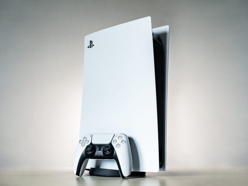 PlayStation 5 (PS5)-Konsole mit Controller