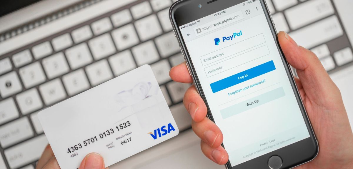 Smartphone mit PayPal-Anwendung und Kreditkarte
