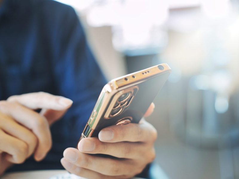 Frau mit Smartphone in der Hand