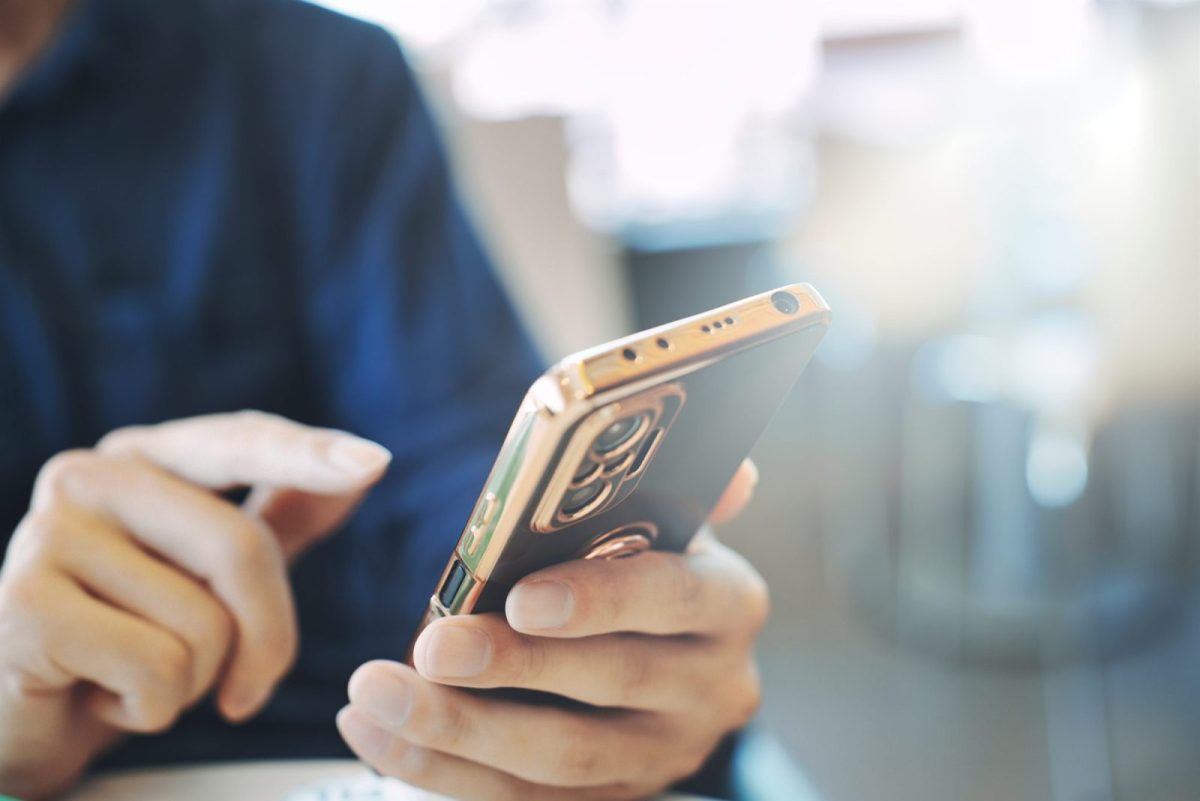 Frau mit Smartphone in der Hand