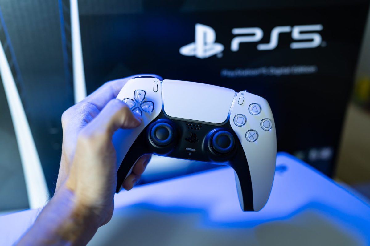 PS5-Controller wird vor die Konsole gehalten