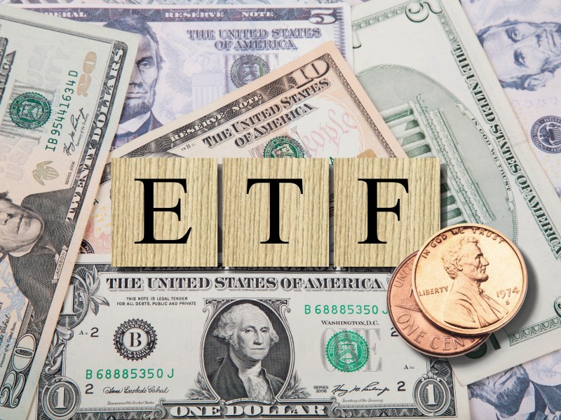 ETF vor Dollarscheinen