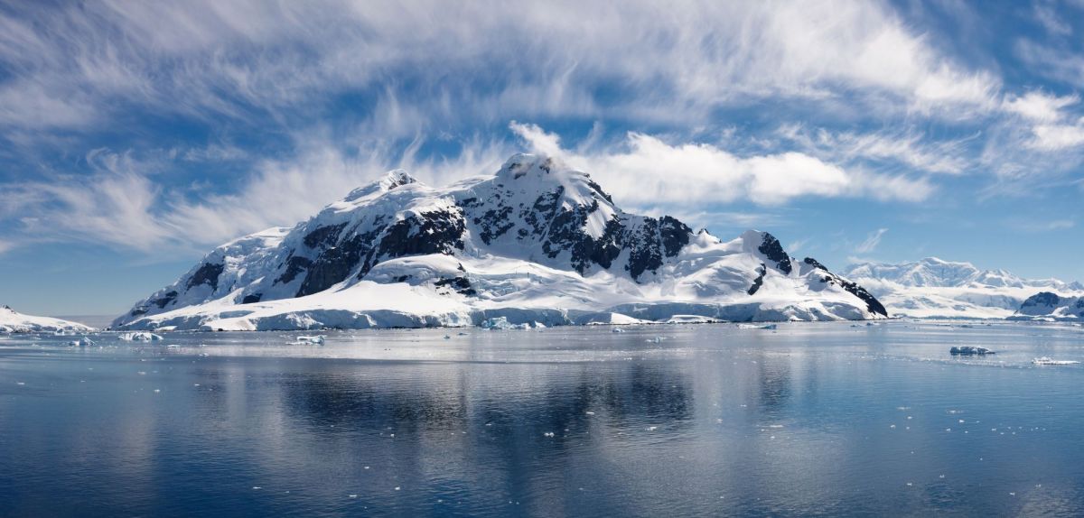 Verschneiter Berg in der Antarktis.