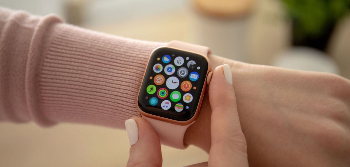 Eine Apple Watch an einem Handgelenk.