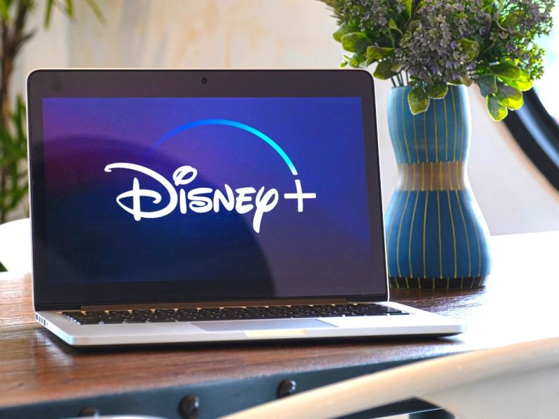 Disney Plus-Logo auf einem Laptop.