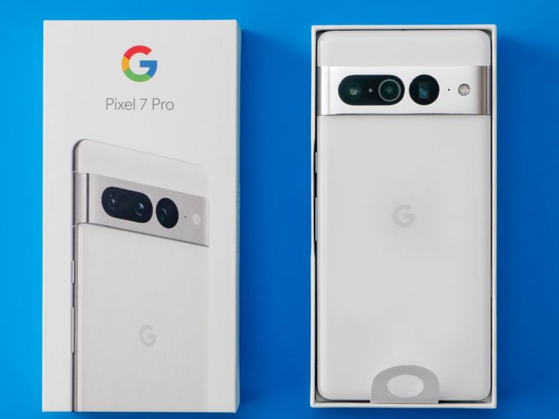 Ein Google Pixel 7 Pro in der Originalverpackung.