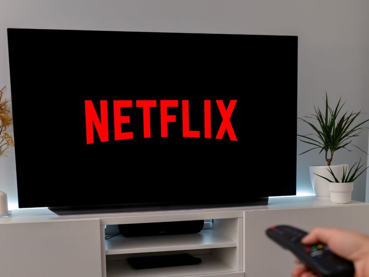 Netflix-Logo auf einem TV.