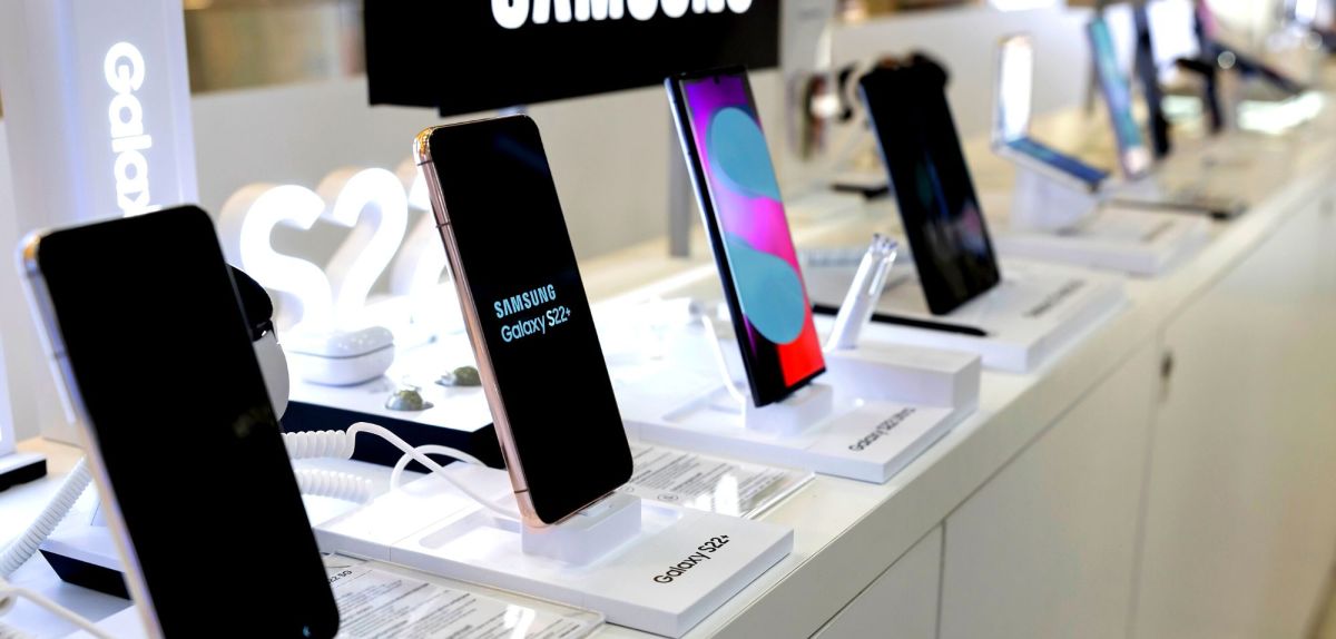 Mehrere Samsung Galaxy S22-Modelle in einer Reihe.