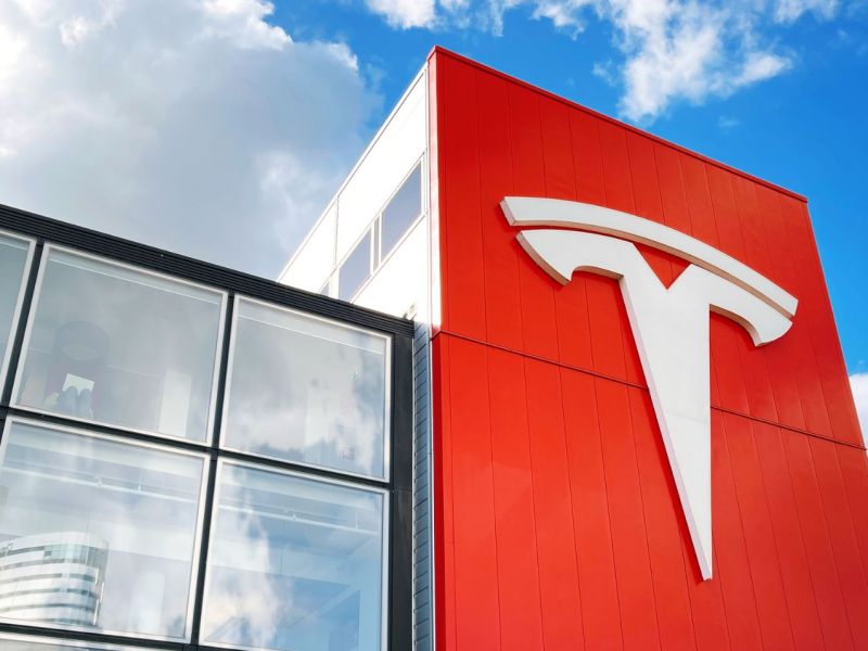 Das Tesla-Logo an einem Gebäude.