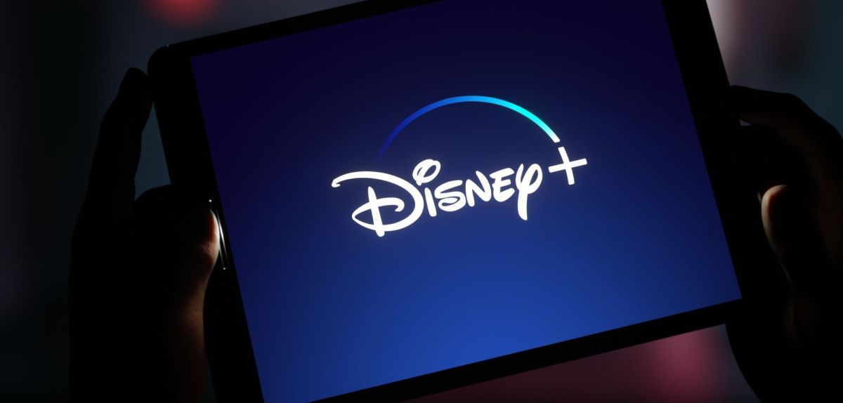 Logo von Disney Plus auf einem Tablet.