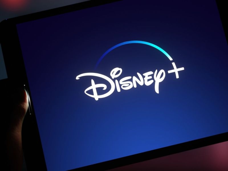 Logo von Disney Plus auf einem Tablet.