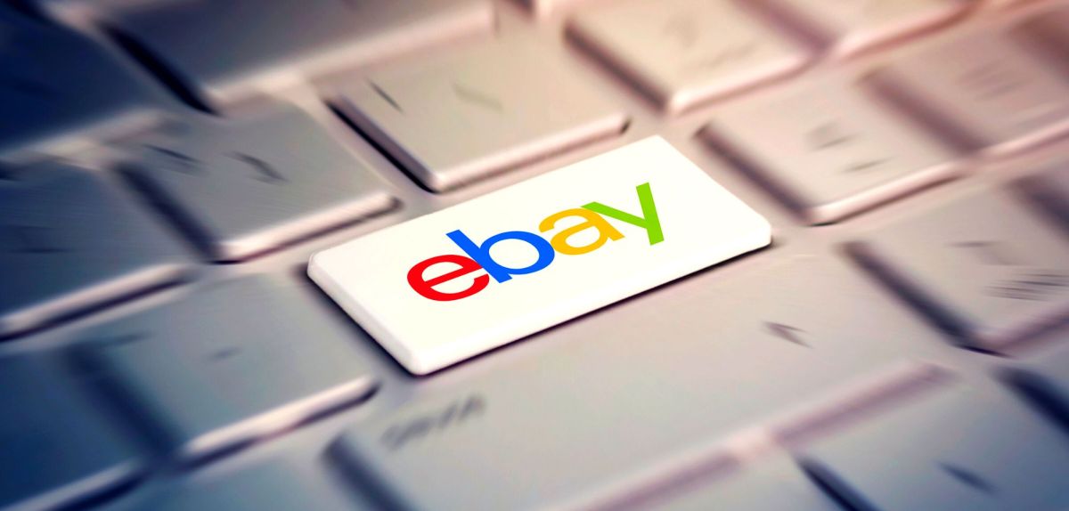 eBay-Logo auf einer Computertastatur.