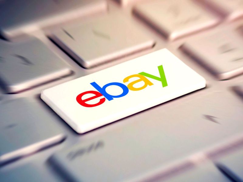 eBay-Logo auf einer Computertastatur.