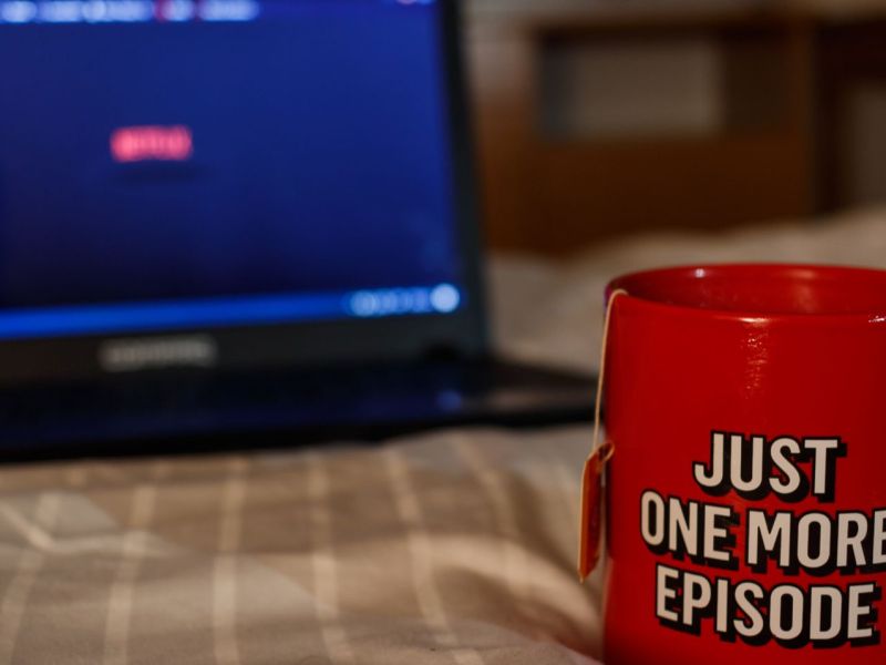 Netflix auf Laptop mit Tasse im Vordergrund