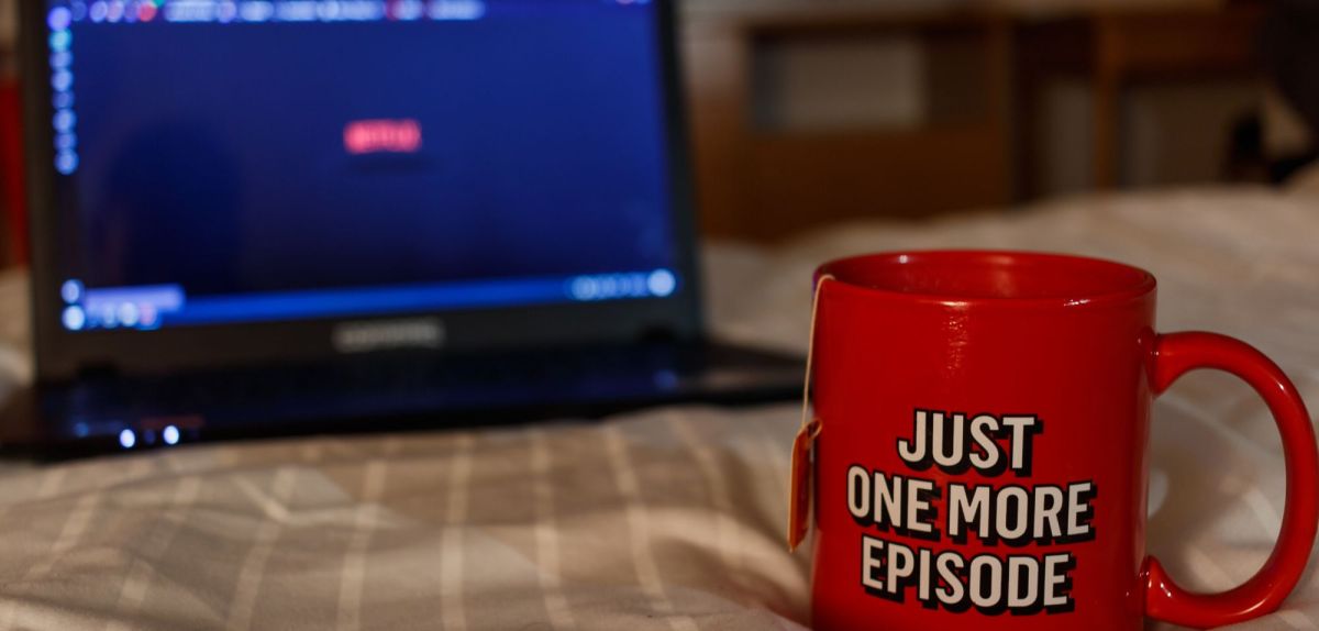 Netflix auf Laptop mit Tasse im Vordergrund