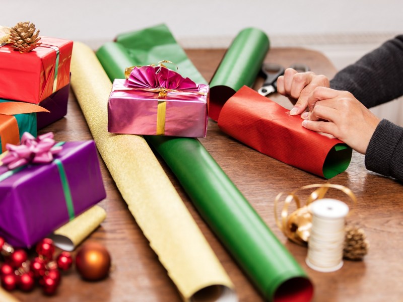 Frau verpackt Geschenke