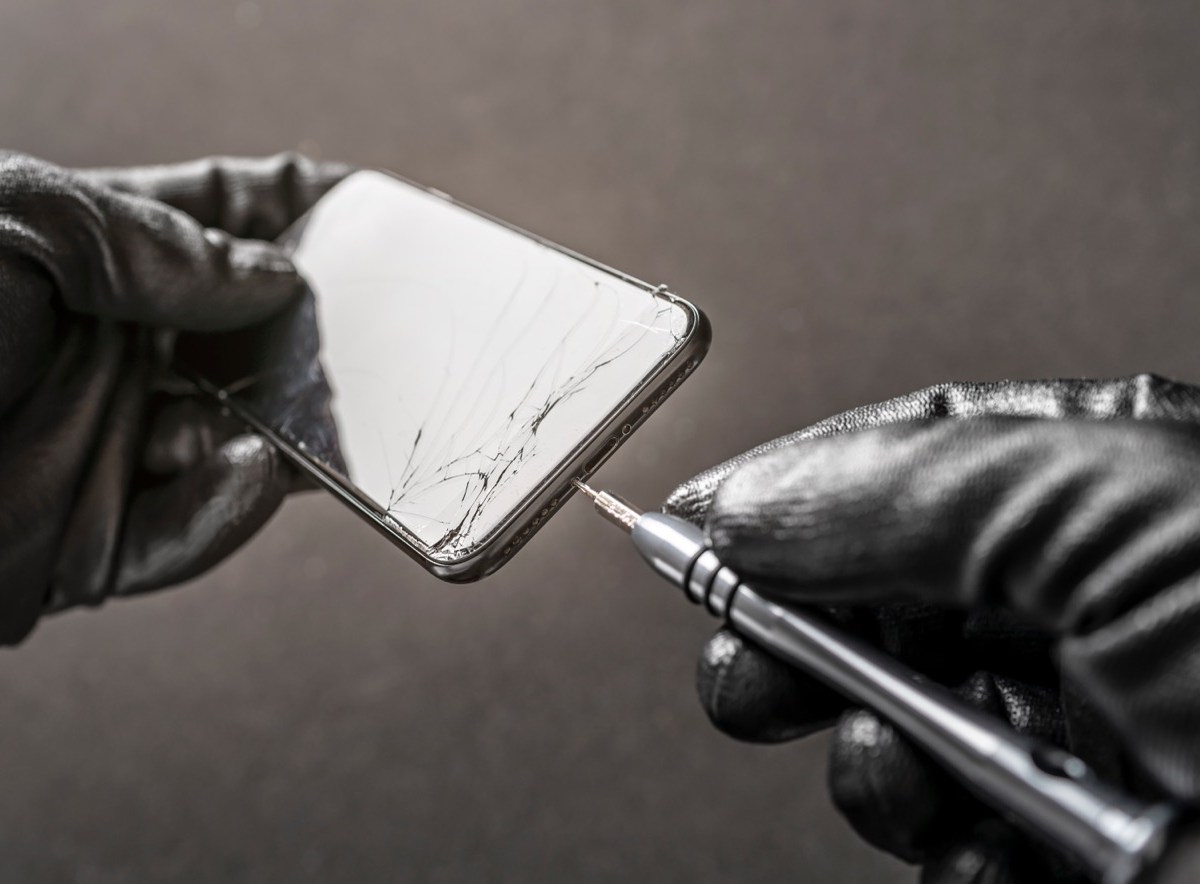 Person repariert ein Handy, dessen Display kaputt ist