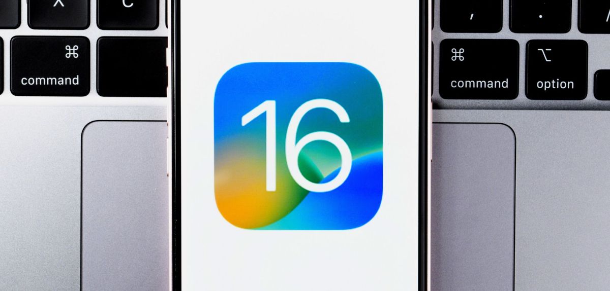 iOS 16-Logo auf einem Handy-Display.