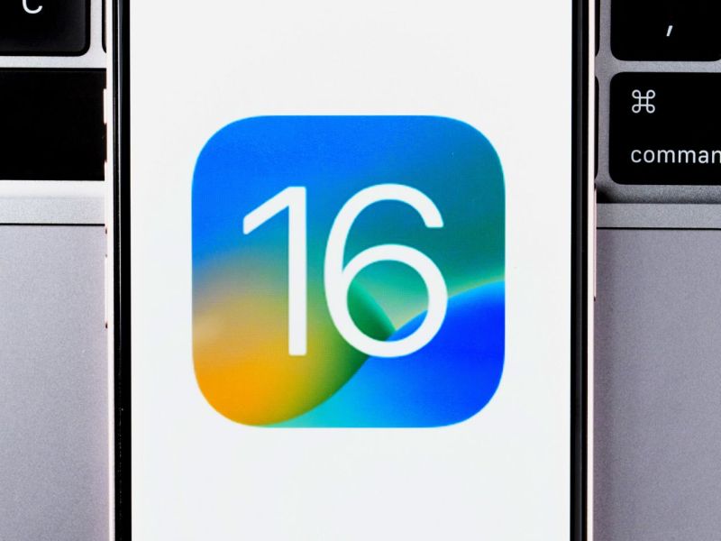 iOS 16-Logo auf einem Handy-Display.