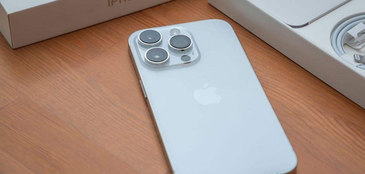 Ein iPhone 14 Pro mitsamt Verpackung.