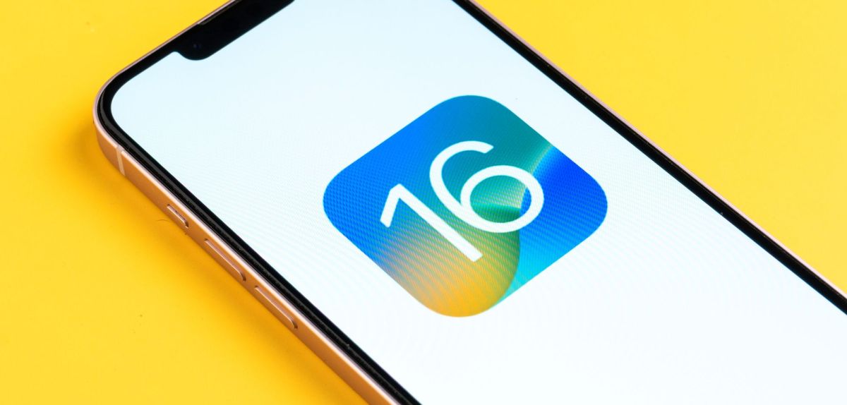 Logo für iOS 16 auf einem Handy-Display.